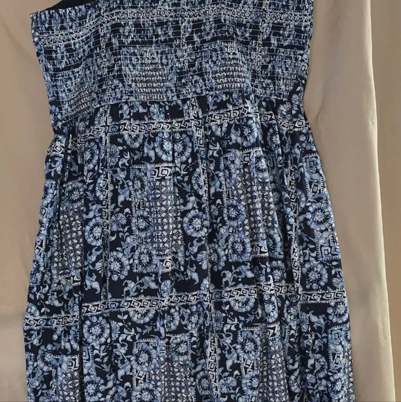 Women's Dress - Picture 2 of 8